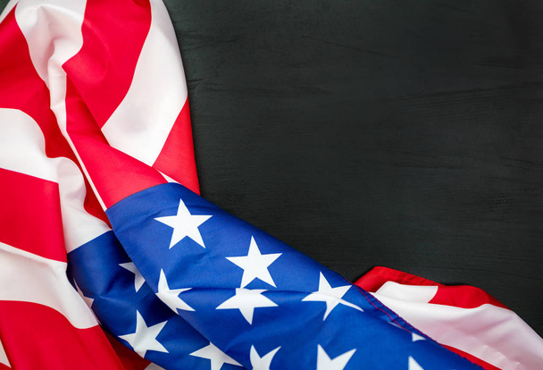 Amerykańskie flagi na czarnym tle drewna, obraz na 4 lipca  - Zdjęcie, obraz