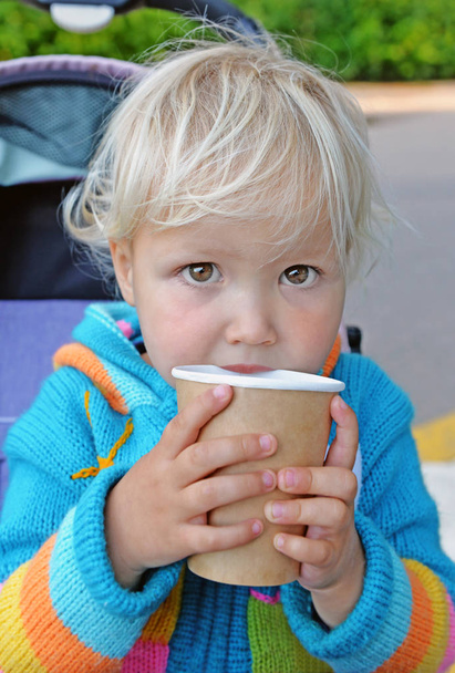 Προσωπογραφία παιδιού με χάρτινο κύπελλο - Φωτογραφία, εικόνα