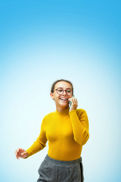 Teen girl talking on a cell phone. - Foto, afbeelding
