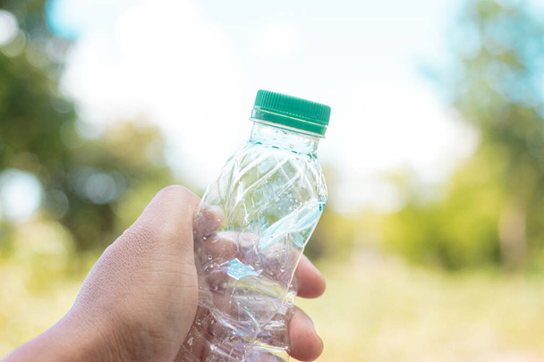 Handgriff zeigt recycelbaren Kunststoff für Recycling-Konzept Wiederverwendung. - Foto, Bild