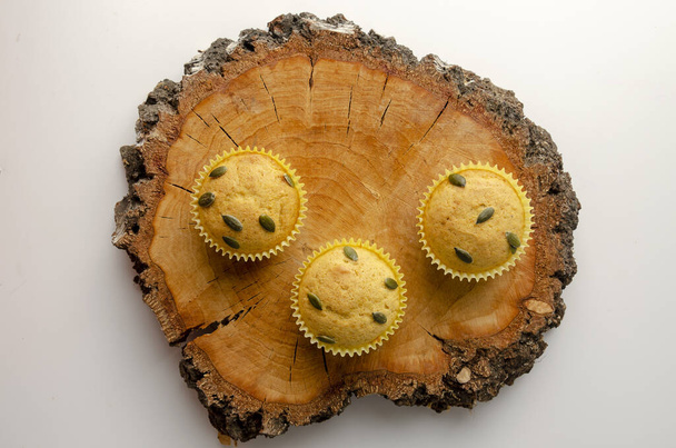 Kurpitsa mauste muffinit eristetty valkoisella taustalla
 - Valokuva, kuva
