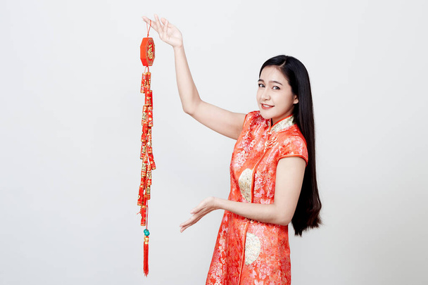 schönes Mädchen in rotem Cheongsam mit Feuerwerkskörpern - Foto, Bild