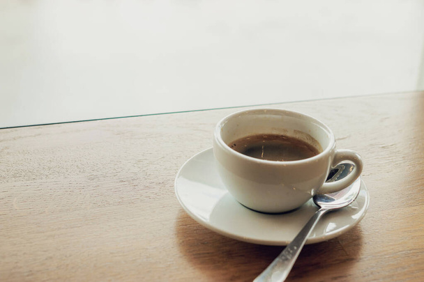 Kafedeki ahşap barda bir fincan kahve kapuçino.. - Fotoğraf, Görsel
