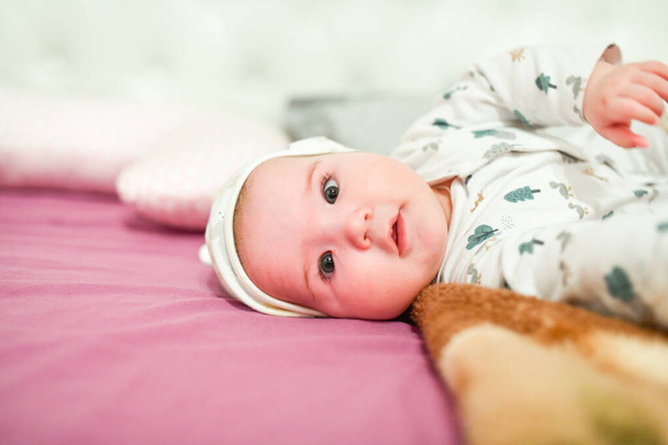 家の帽子の赤ちゃんかわいいです赤ちゃんで帽子の上にベッドの上に楽しい  - 写真・画像