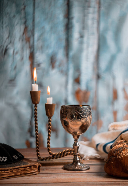 Sapatti Juutalainen Holiday challenge leipää ja kandeloita puinen pöytä
 - Valokuva, kuva