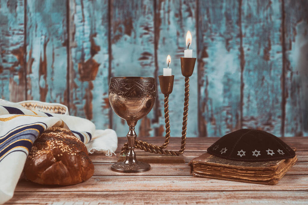安息日の前夜テーブルのキャンドルと覆われたカラ パンとぶどう酒の杯, - 写真・画像