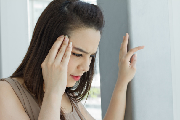 mujer con dolor de cabeza, migraña, estrés, insomnio, resaca en cas
 - Foto, Imagen