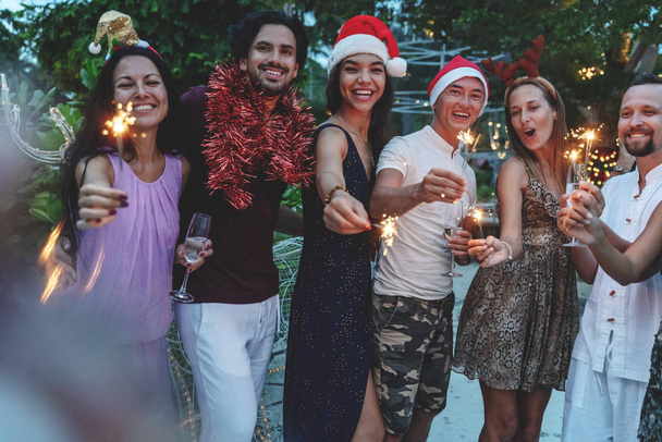 Groep gelukkige mensen van gemengde ras vrienden vieren Kerstmis  - Foto, afbeelding