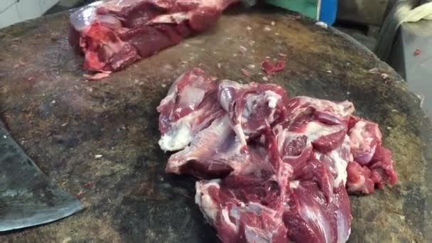 Χασάπης που τεμαχίζει κρέας αμνού  - Πλάνα, βίντεο