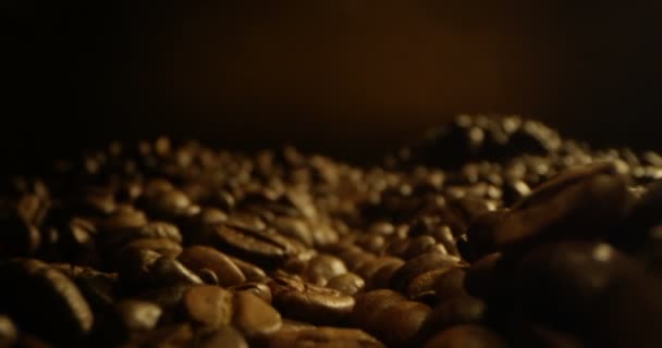 Bonen van koffie leggen in palen camera Dollying in between met gouden achtergrond Shot op Red Epic en Laowa - Video