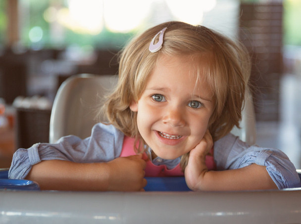 игривая маленькая девочка
 - Фото, изображение