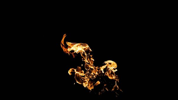 Пожежне полум'я на чорному тлі. вогонь на чорному тлі ізолат
 - Фото, зображення
