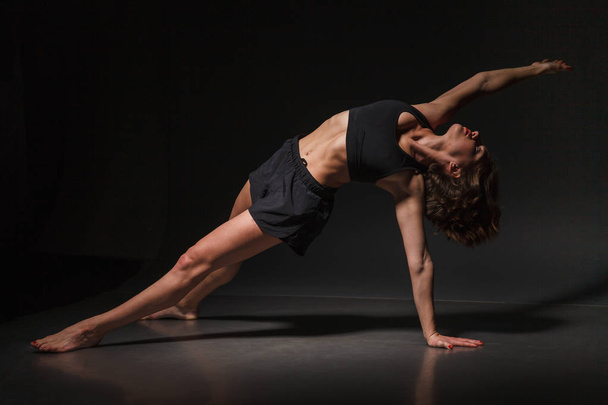 Yoga girl in photo studio - Valokuva, kuva