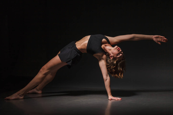 Yoga girl in photo studio - Фото, зображення