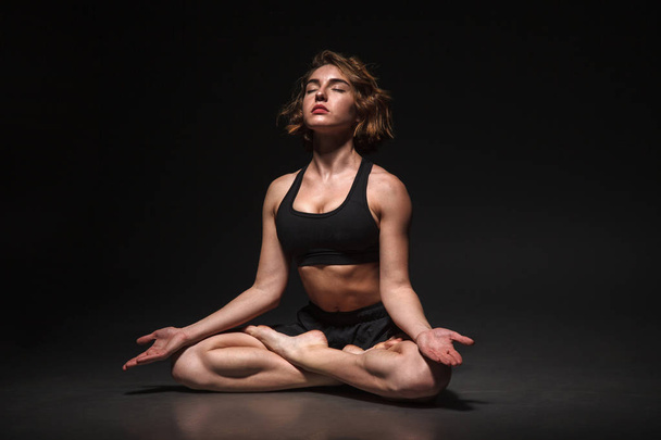 Yoga girl in photo studio - Fotografie, Obrázek