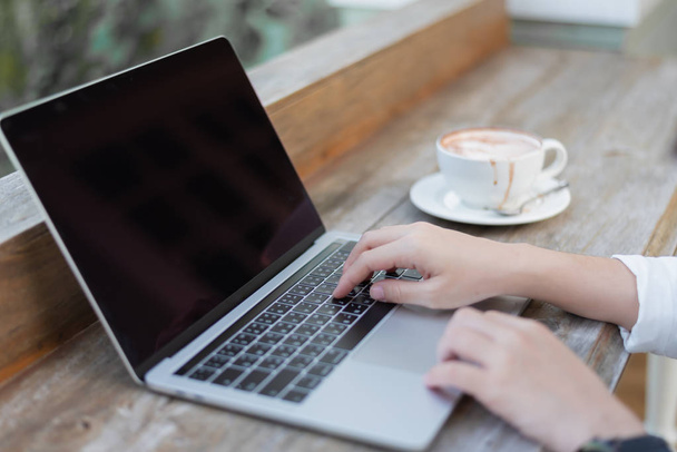 donne che lavorano con il computer portatile nel caffè
 - Foto, immagini