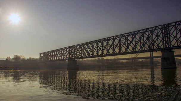 Βελιγράδι, Σερβία - Μια σιλουέτα της παλιάς σιδηροδρομικής γέφυρας που εκτείνεται στον ποταμό Σάβα - Φωτογραφία, εικόνα