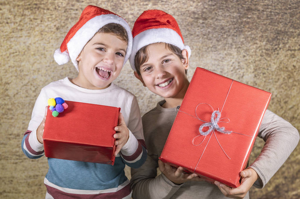Ευτυχισμένα παιδιά με δώρα την ημέρα των Χριστουγέννων - Φωτογραφία, εικόνα
