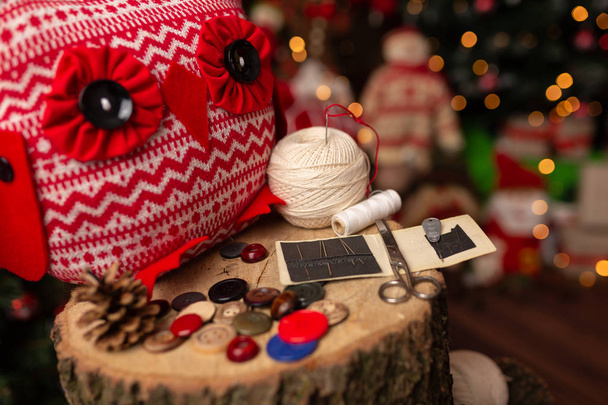 Karácsonyi jelenet gyönyörű bokeh a háttérben és arran - Fotó, kép