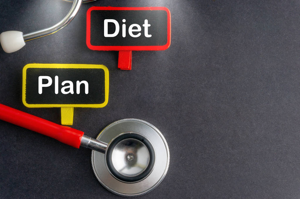 Plan de dieta. Concepto de medicina. Pizarra con palabra DIET PLAN y estetoscopio
 - Foto, Imagen