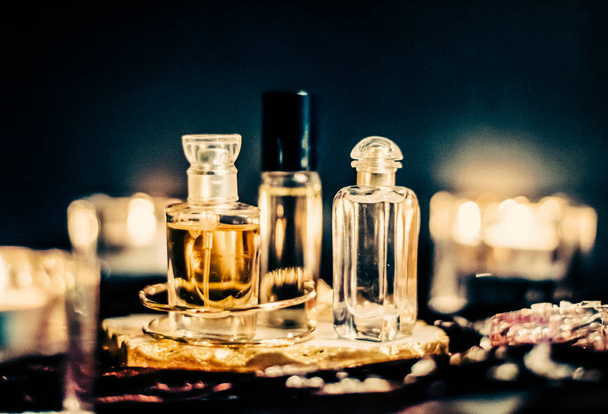 Parfümös üvegek és szüreti illat éjszaka, illat, fra - Fotó, kép
