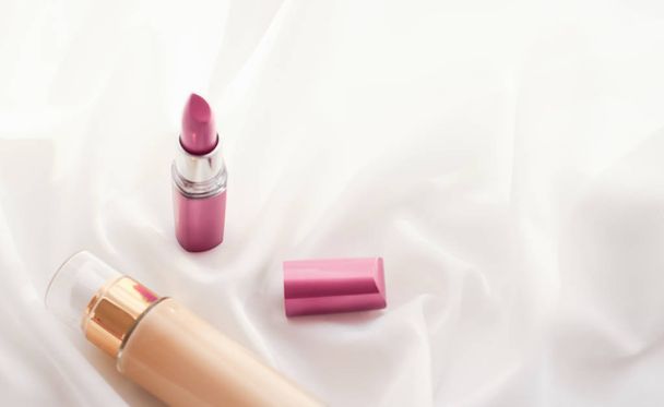 Μπεζ τονική κρέμα μπουκάλι make-up ρευστό βάση θεμελίωσης και ροζ  - Φωτογραφία, εικόνα
