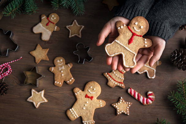 Gingerbread cookie in hands - Photo, Image