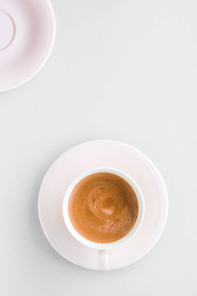 Kuppi kuumaa ranskalaista kahvia aamiaiseksi, flatlay kupit whi
 - Valokuva, kuva