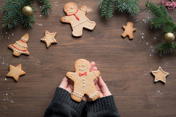 Gingerbread man in hands - Фото, зображення