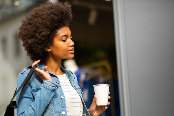Lähikuva muotokuva nuori musta nainen pussi ja kuppi kahvia
  - Valokuva, kuva