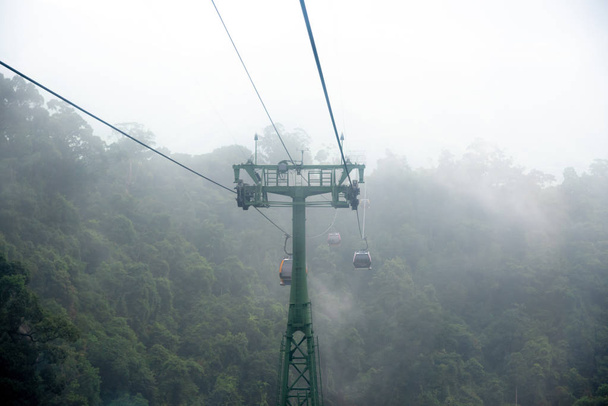 Teleférico en la niebla. Hermoso sendero natural (da nang, vietnam
) - Foto, imagen