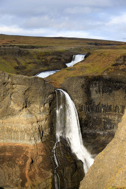 アイスランドで2番目に高い滝-ハイフォス。悲観的な朝6 - 写真・画像