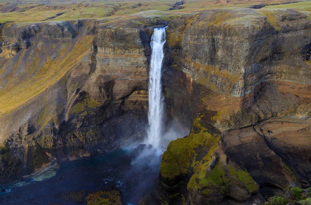 Toerist neemt foto op mobiele telefoon van de tweede hoogste waterval  - Foto, afbeelding