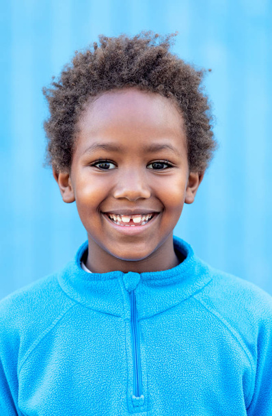 Счастливый африканский ребенок в синей майке
 - Фото, изображение