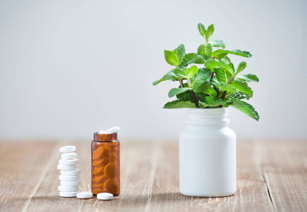 Vergleich von Tabletten der modernen Medizin mit Heilpflanzen der traditionellen Medizin. eine Alternative zu biologischer Kräuterzubereitung und chemischer Medizin. - Foto, Bild