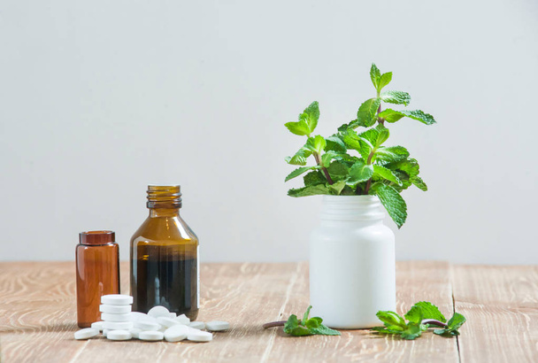 Σύγκριση δισκίων σύγχρονης ιατρικής με φαρμακευτικά φυτά παραδοσιακής ιατρικής. Μια εναλλακτική λύση σε ένα οργανικό φυτικό παρασκεύασμα και χημική ιατρική. - Φωτογραφία, εικόνα