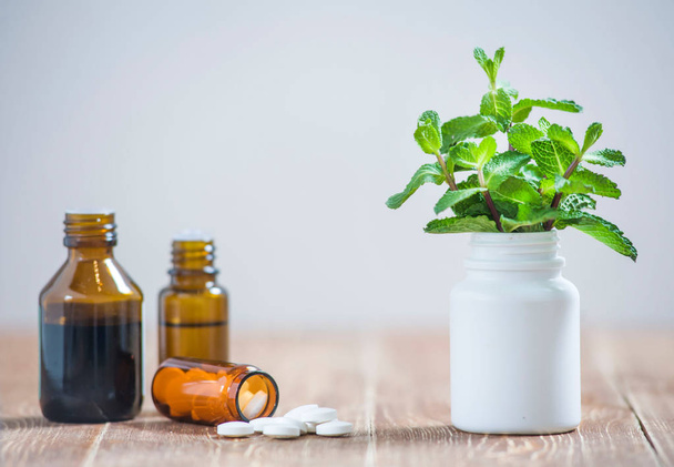Vergleich von Tabletten der modernen Medizin mit Heilpflanzen der traditionellen Medizin. eine Alternative zu biologischer Kräuterzubereitung und chemischer Medizin - Foto, Bild