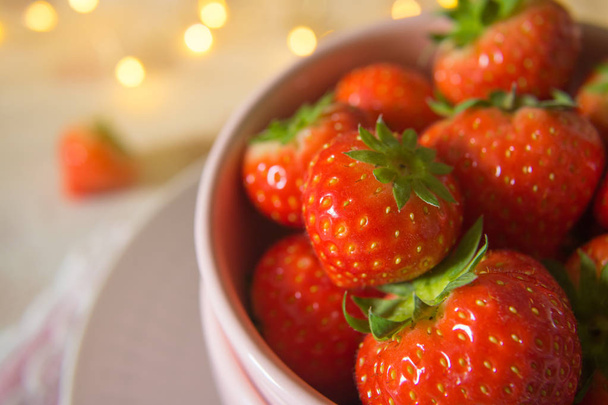 Voedselfotografie van aardbeien in een kom - Foto, afbeelding