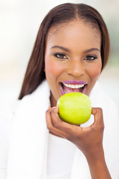 gezonde zwarte vrouw eten apple - Foto, afbeelding