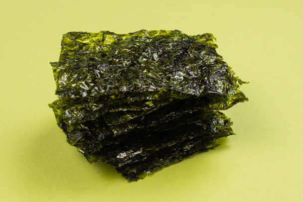 Nori-Algen auf grünem Hintergrund.  - Foto, Bild
