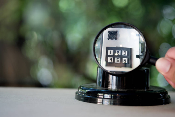 Vergrootglas op het cijferslot van de kluis - Foto, afbeelding