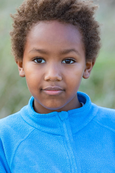glückliches afrikanisches Kind mit blauem Trikot - Foto, Bild