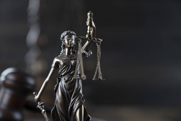 Gerechtigkeitskonzept. themis Statue und Richtergabel auf dem rustikalen Holztisch und dem dunklen Hintergrund. - Foto, Bild