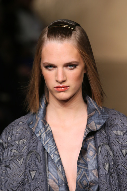 Model walks at the Donna Karan fashion show - Foto, imagen