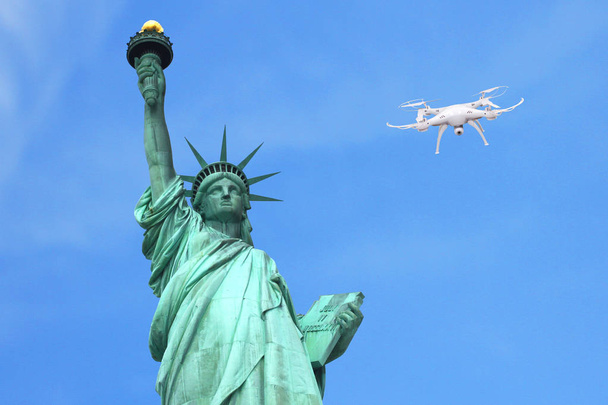 Drone quadrocopter volant à côté de la Statue de la Liberté à New York, États-Unis. Concept de liberté et de surveillance
 - Photo, image