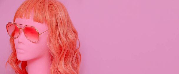 Girl mannequin in a pink wig and glasses. Pink mood - Fotoğraf, Görsel