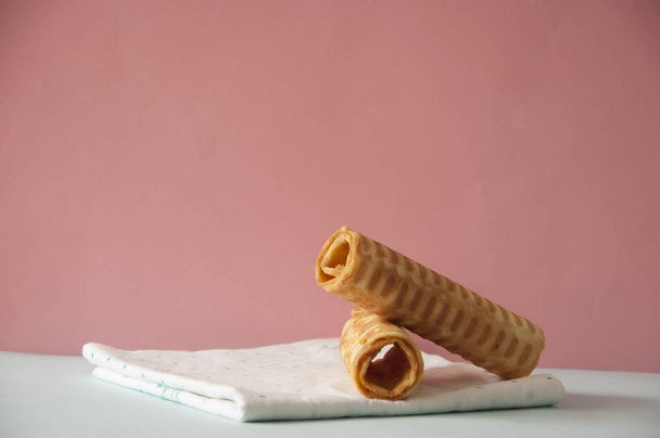 due wafer rotoli biscotti su sfondo rosa morbido
 - Foto, immagini