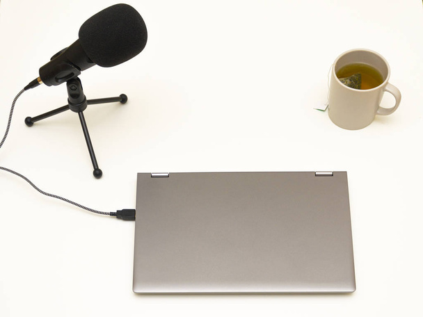 Einfach Ausrüstung für einen Podcast und eine Tasse Tee - Foto, Bild