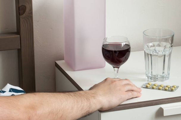 alcoolismo alcoolismo manhã homem vinho vidro véu
 - Foto, Imagem