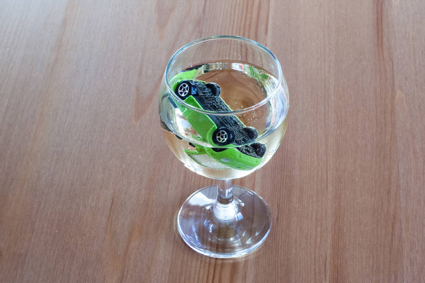 boire et conduire vin blanc voiture clé arrêt concept gros plan
 - Photo, image